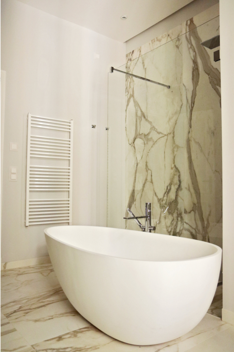 Artprojekt Interior Design Altbau Ku'damm white contemporany bathtub with a marble background.