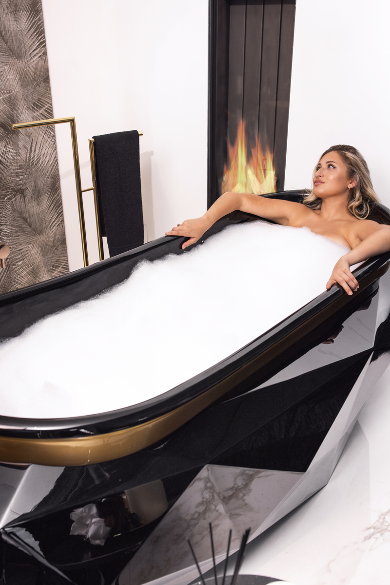 Moon Bathroom: Submerge Yourself In This Splendid Showroom - Diamond Bathrub