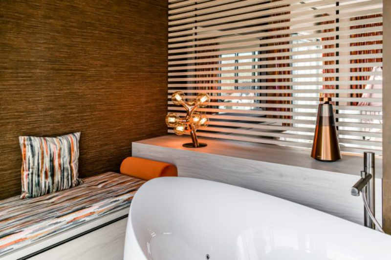 „En Suite“ luxury bathroom sitting corner.