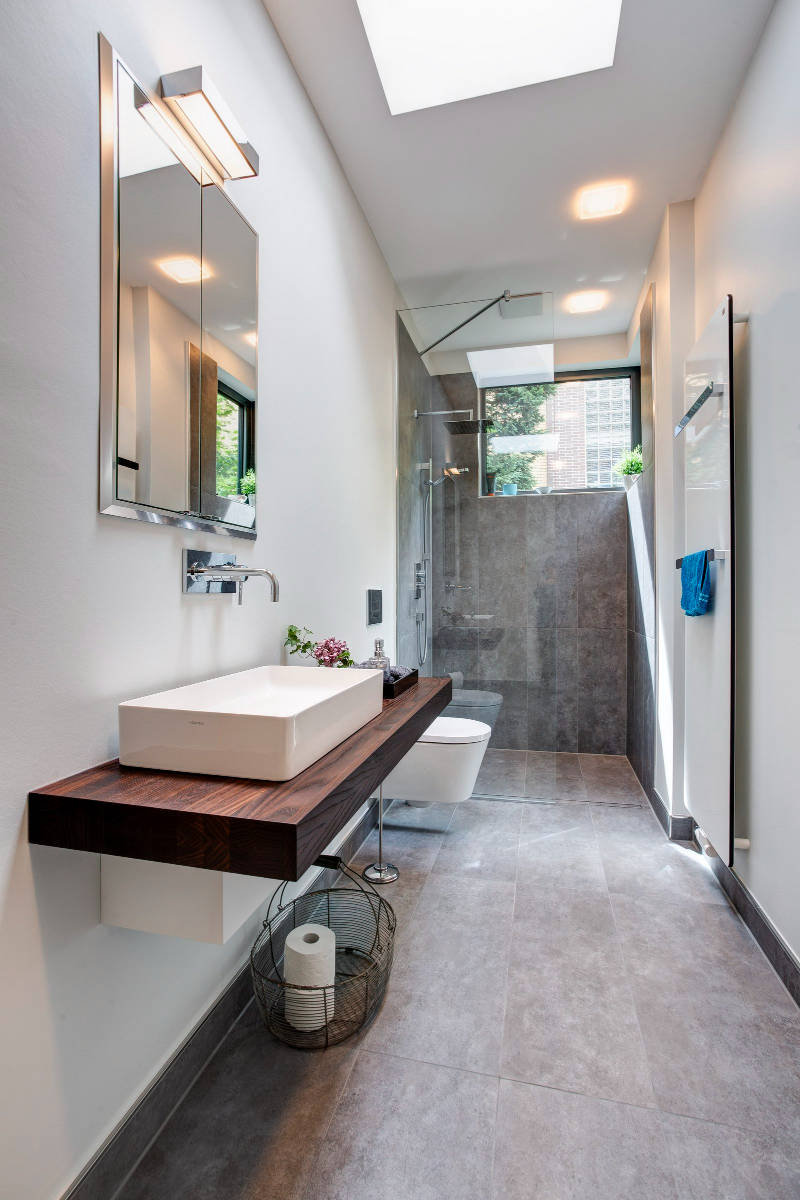 Wintergarten und Bad für ein Backsteinhaus simple and elegant  Bathroom Interior Design