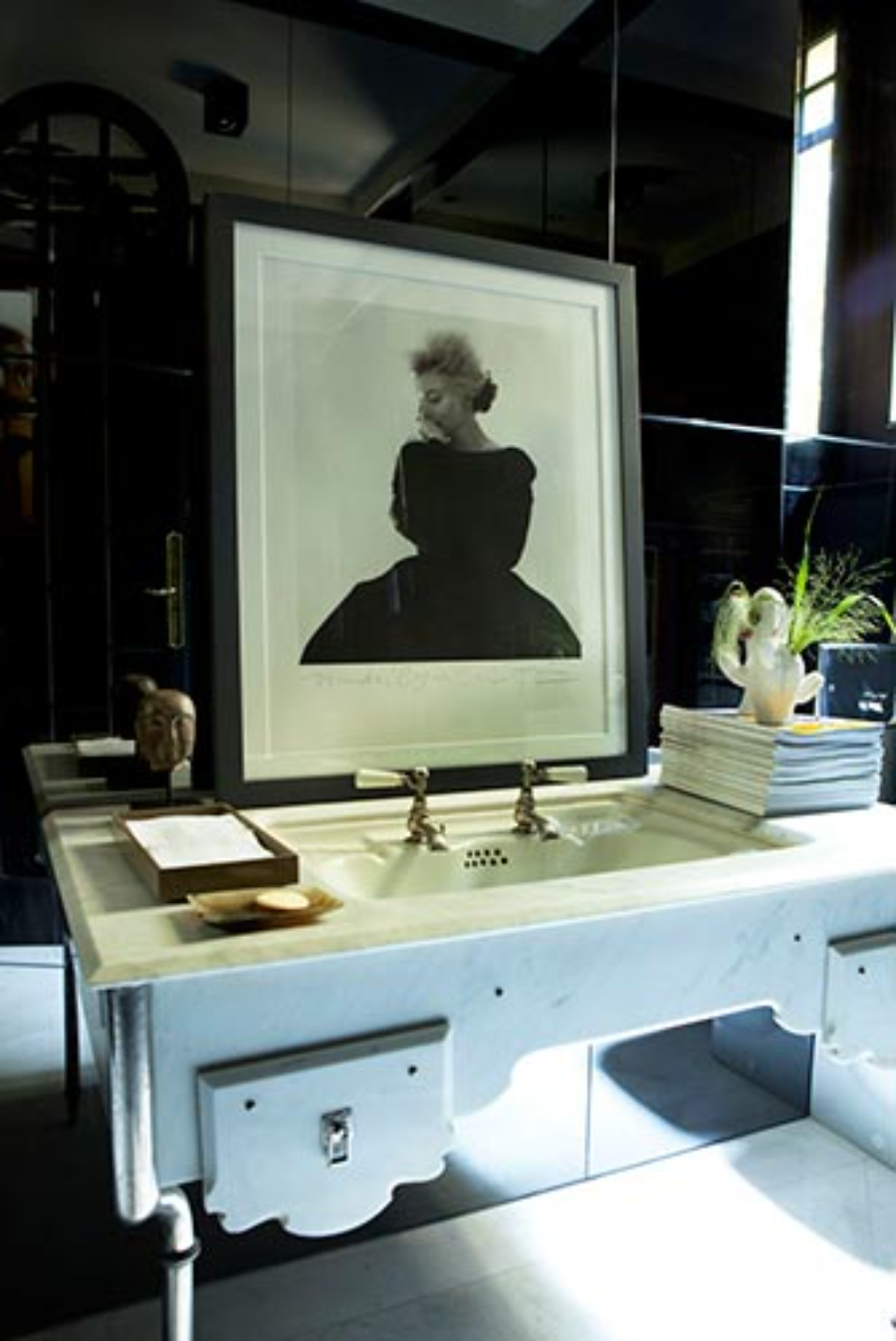 bathroom by Alfons and Damián with white washbasin