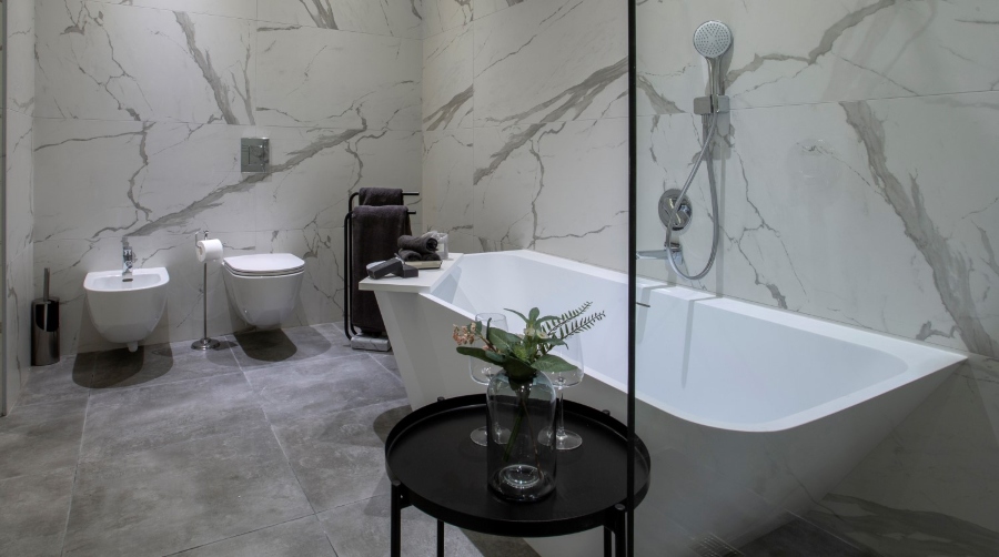 Bathroom Decor Ideas With Lavish Interior Design. White marble bathroom.