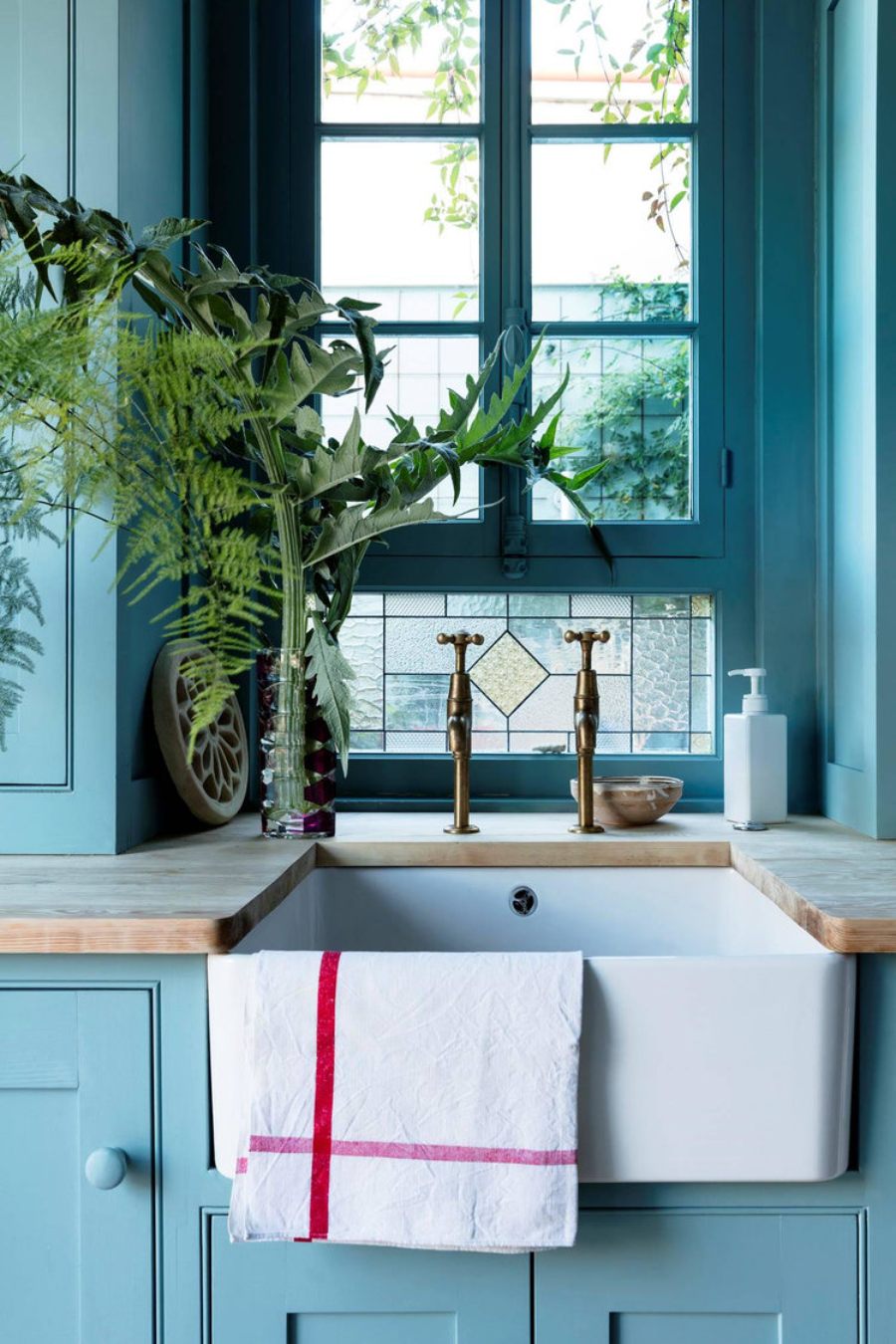 white sink by Pepe Leal
