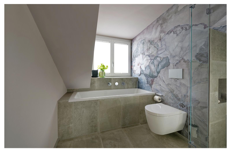 Heerwagen- Design Consulting   EINFAMILIENHAUS HOLZKIRCHEN bathtub with a floor wallpaper.